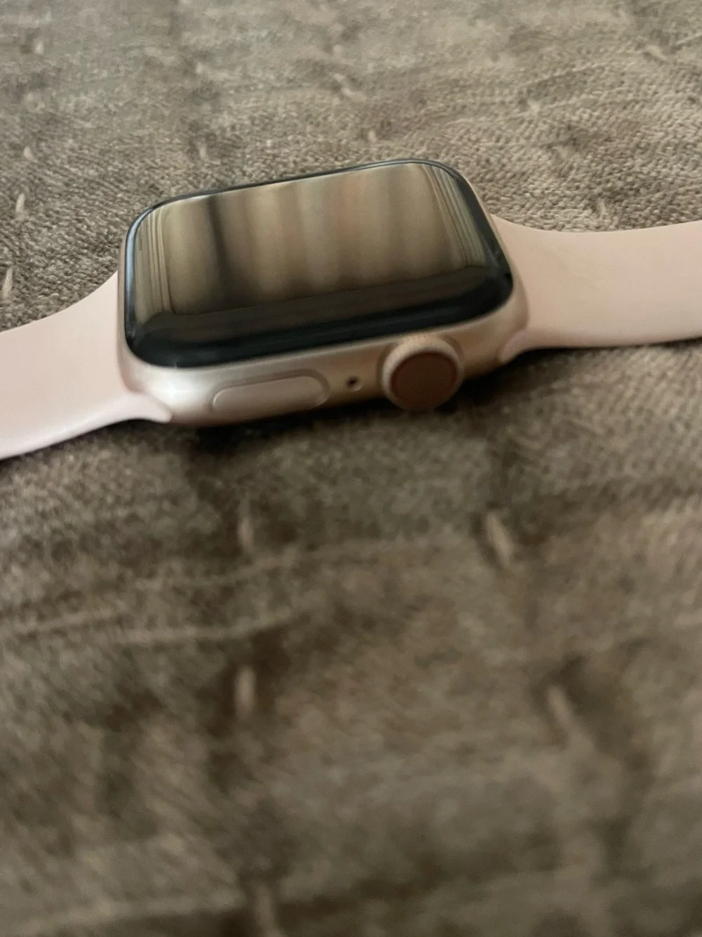 Apple Watch Series 4 in Pink 40mm (GPS + CEL)